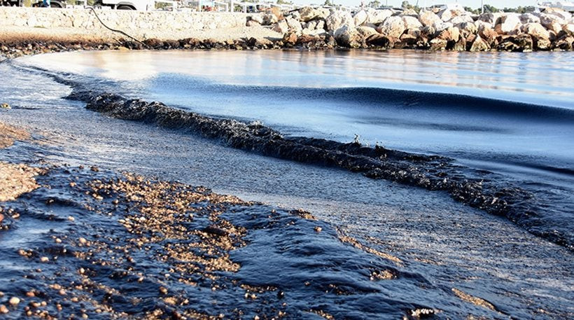 Σύσκεψη για την πετρελαιοκηλίδα στο υπ. Ναυτιλίας – Έχουν απαντληθεί 750 τόνοι μαζούτ